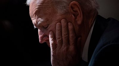 كيف تحول الرهان على العجوز جو بايدن إلى سوء تقدير ملحمي؟