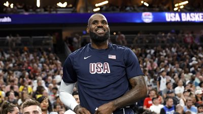 ليبرون جيمس يحمل علم الولايات المتحدة في افتتاح أولمبياد باريس