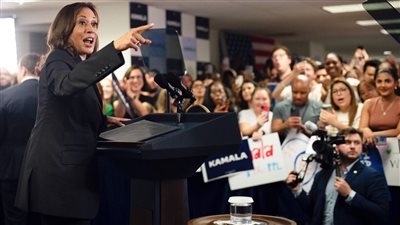 مانحون في هوليوود يحتضنون هاريس بعد المساعدة في دفع بايدن جانبًا