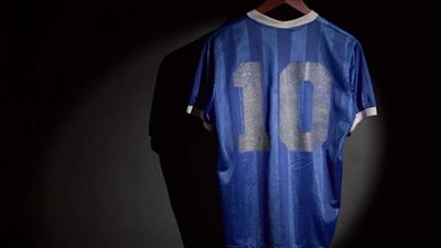 بـ مليون و200 ألف دولار.. عرض قميص مارادونا بمونديال 1986 في مزاد