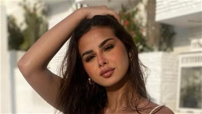  تجلس بكابينة كابتن الطائرة.. منة عرفة تثير الجدل على السوشيال ميديا (صور)