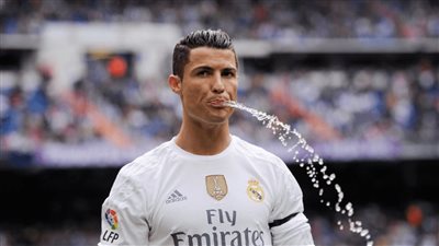 لماذا يبصق اللاعبين خلال المباريات؟.. دراسة علمية حديثة تكشف الأسباب والفوائد