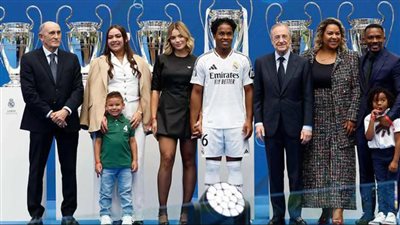 صديقة إندريك تظهر في حفل تقديم إندريك مع ريال مدريد