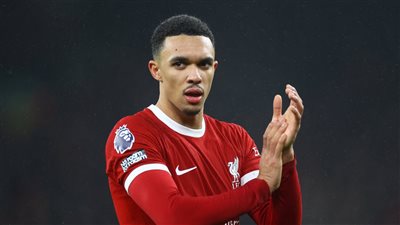 بقميص ريال مدريد.. أرنولد يثير الجدل بشأن مستقبله مع ليفربول (صورة)