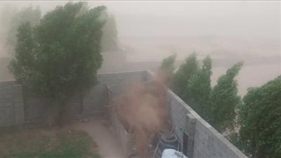 عاصفة رملية تجتاح مدينة عدن وتتسبب في تدهور الرؤية الأفقية