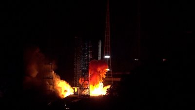 الصين تطلق قمرًا صناعيًا جديدًا لخدمات الإنترنت