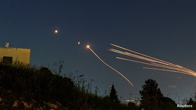 مصدر عسكري سوري: الدفاعات الجوية تتصدى لطيران معاد في أجواء دمشق