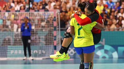 لاعبة البرازيل تحمل منافستها المصابة لدكة البدلاء في روح رياضية رائعة (صور)