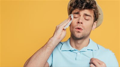 أسباب التعرق الزائد في الوجه.. أساليب طبيعية ودوائية للعلاج