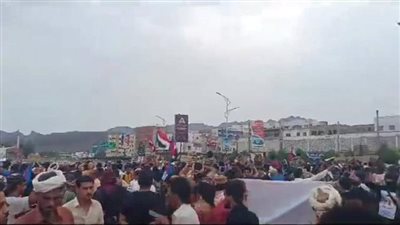 تظاهرات عارمة في خورمكسر.. والزبيدي: حق التظاهر السلمي مكفول