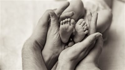 علامات الولادة قبل ساعات.. انتبهي للانقباضات ونزول الماء