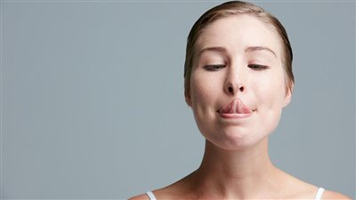 علاج حروق اللسان في البيت بـ 8 خطوات سهلة وبسيطة