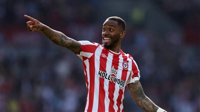 مهاجم برينتفورد الدولي على رادار الأهلي السعودي