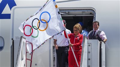 العلم الأولمبي يصل لوس أنجلوس إيذانًا باستضافة أولمبياد 2028 (صور)