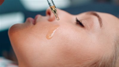 فوائد زيت الخروع للنساء.. 7 منافع تجميلية أبرزها تطويل الرموش