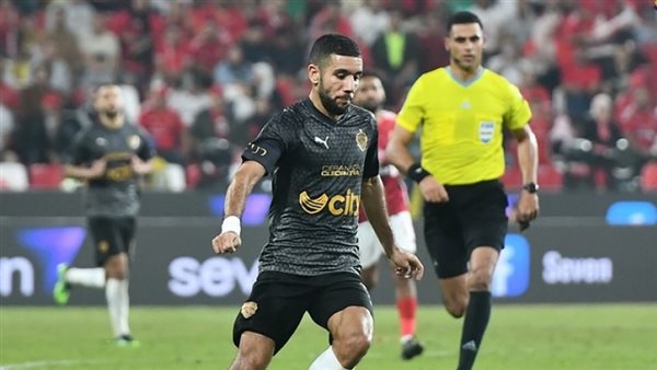 كسر في الساق.. تشخيص إصابة الجزائري أحمد قندوسي “المُفجعة”