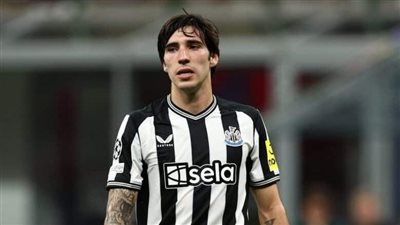 نيوكاسل يعلن انتهاء إيقاف نجمه الإيطالي ساندرو تونالي