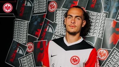 لمزاملة مرموش.. فرانكفورت الألماني يعلن ضم البلجيكي أرتور ثيات