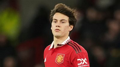 رسميا.. مانشستر يونايتد يعلن انتقال لاعبه إلى باناثينايكوس اليوناني