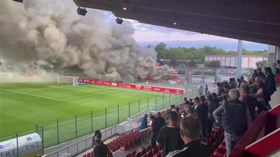 حريق هائل وسقوط مشجع خلال مباراة 