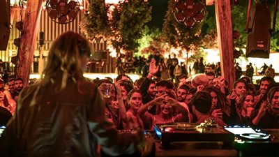 حفلات صاخبة في الشمال وصواريخ في الجنوب.. الواقع المنفصل للعيش في لبنان 