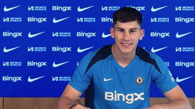 رسميا.. تشيلسي يتعاقد مع بيندرس حارس مرمى جينك