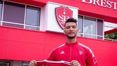  أشرف دارى يجري جلسة تصوير فى ملعب مختار التتش تمهيدًا لإعلان صفقة انتقاله للأهلي