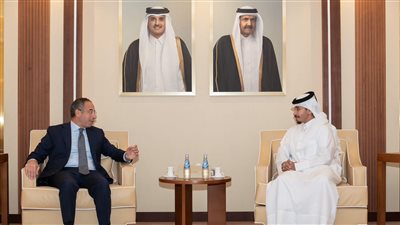 سفير مصر لدى الدوحة يلتقي مع مدير صندوق قطر للتنمية بالإنابة