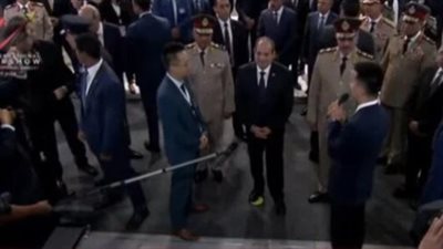  السيسي يتفقد صالة العرض الذكية بمعرض مصر الدولى الأول للطيران والفضاء