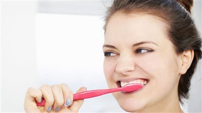ما هي الطريقة الصحيحة لتنظيف الأسنان؟.. 3 فوائد لتفريش أسنانك يوميا