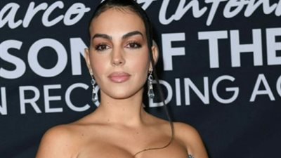  بإطلالة أنيقة خطفت بها الأنظار.. جورجينا رودريغيز تتصدر التريند (صور)