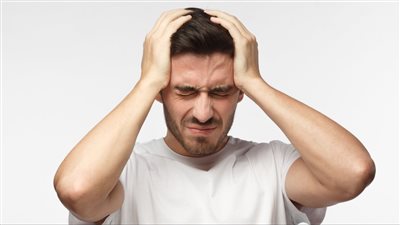 أسباب الصداع المفاجئ.. 5 محفزات لا ينتبه لها البعض