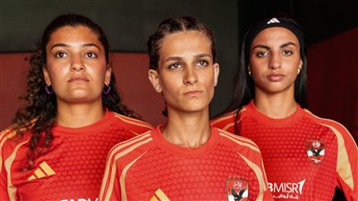 بلمسات ذهبية وأصالة أيقونية.. الأهلي المصري يعلن قميصه الجديد (صور)
