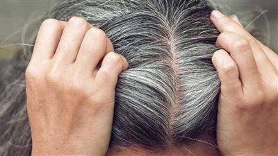 سبب ظهور الشيب في سن الثلاثين.. اعرف التفسير الطبي