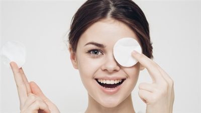 العناية بالبشرة الدهنية بـ 8 نصائح يومية أبرزها التنظيف والترطيب