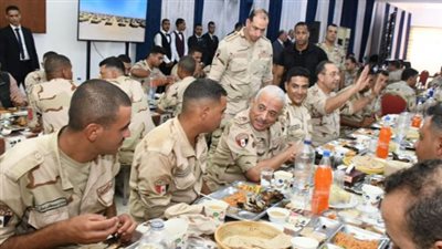 وزير الدفاع المصري يتفقد قاعدة محمد نجيب العسكرية