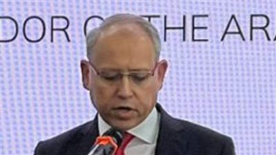 السفير المصري في موسكو يتفقد معرض leisure السياحي