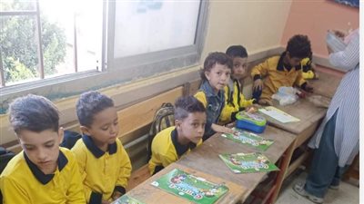 المدارس تسلم الطلاب الكتب فى أول يوم بالعام الدراسي الجديد