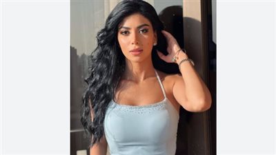 مرتدية بنطالا رياضيا باللون الرمادي الفاتح.. كارولين عزمي تتصدر التريند (صورة)