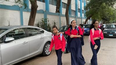 مدارس الجيزة تستقبل طلاب الصف الأول الإعدادى فى ثانى أيام العام الدراسى