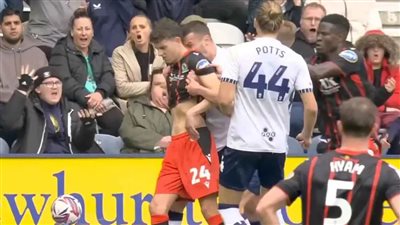 عضة سواريز تتكرر في ملاعب إنجلترا (فيديو)