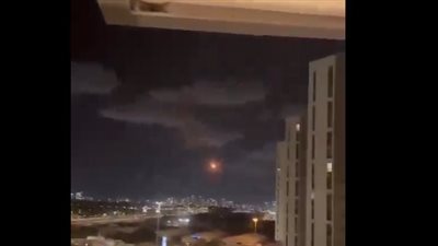 ايران تقصف اسرائيل.. صاروخ إيراني يسقط على بعد مئات الأمتار من الموساد (فيديو)