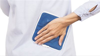أيهما أفضل الكمادات الباردة أم الساخنة لتخفيف آلام الظهر.. التناوب مفضل في هذه الحالة