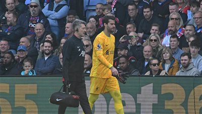 بعد إصابته القوية أمام كريستال بالاس.. كم عدد المباريات التي يغيب عنها أليسون؟