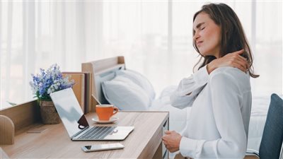 تمارين للرقبة والكتف والظهر لتخفيف متلازمة المكتب.. 4 نصائح وقائية مهمة