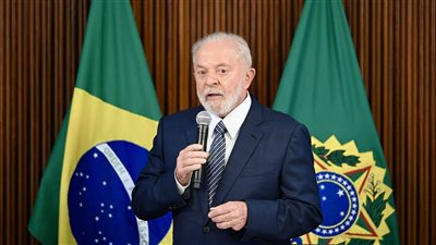 الرئيس البرازيلي يطالب باستبعاد اللاعبين المحترفين من منتخب السامبا