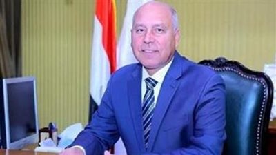 وزير النقل: إحالة كل المتسببين فى حادث قطارى المنيا إلى النيابة العامة