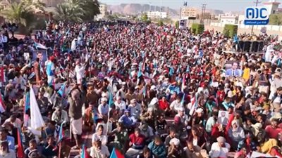 في الذكرى ال61 لثورة 14 أكتوبر بجنوب اليمن.. لقطات جوية توثق الحشد المليوني في مدينة سيئون (فيديو)
