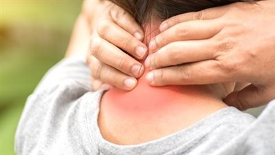 أسباب آلام الرقبة الشائعة وغير الشائعة.. انتبه للعلامات الحمراء