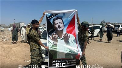 في موكب جنائزي مهيب.. تشييع جثمان الإعلامي بجنوب اليمن صالح الناخبي (صور)